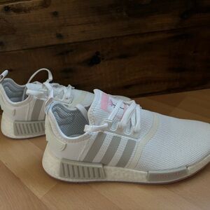 Adidas Sneakers ~ Woman’s ~ Size 9 ~ Like NEW